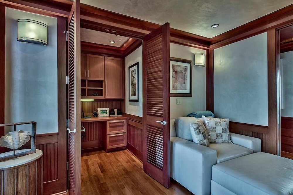 OLYMPIA DOLPHIN SUITE 3 Bedroom Holiday Home by Five Star Properties