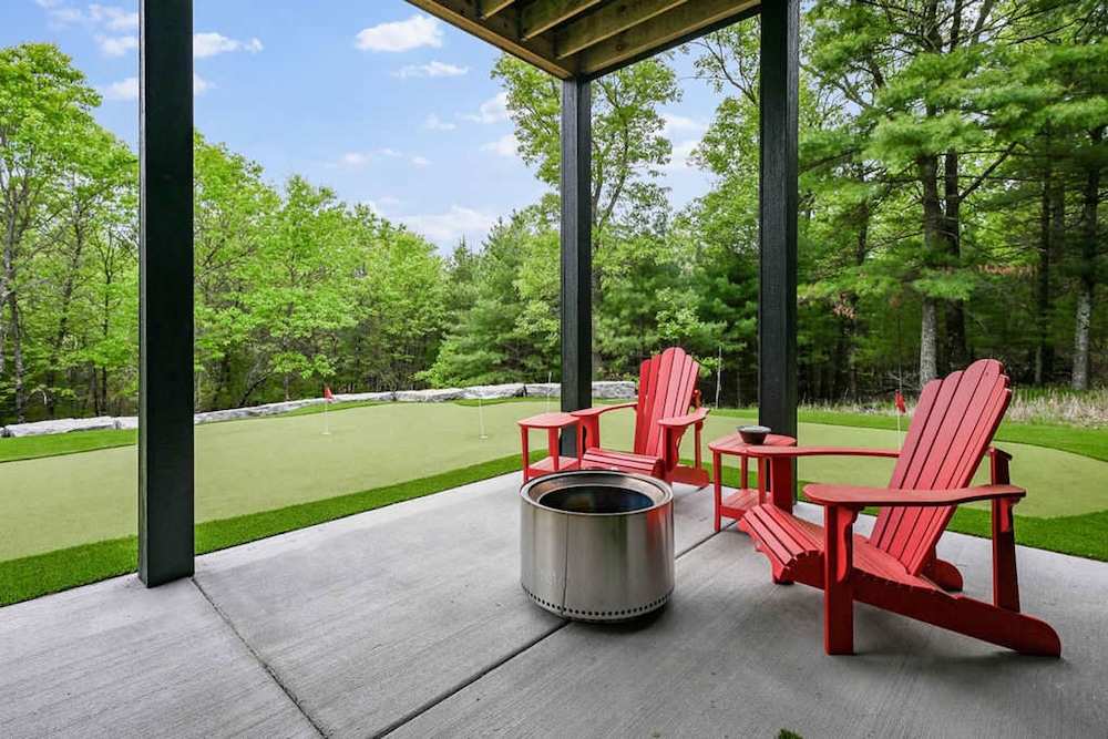 6BR Sand Valley Lodge With Hot Tub Bar Putting Green