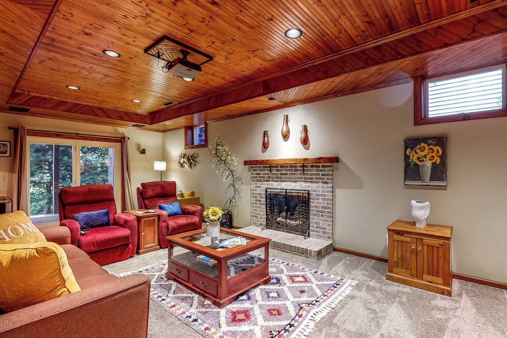 Waterfront Allergy-free 4br, Dock & Home Theater