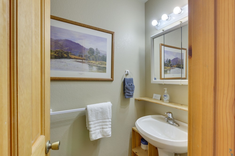 Stunning Red River Retreat Next to Ski Lift! view 3