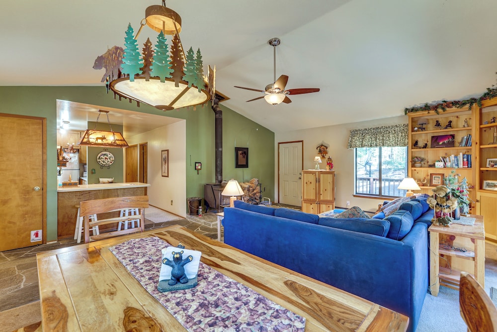 Quiet Truckee Retreat w/ Deck, 5 Mi to Donner Lake
