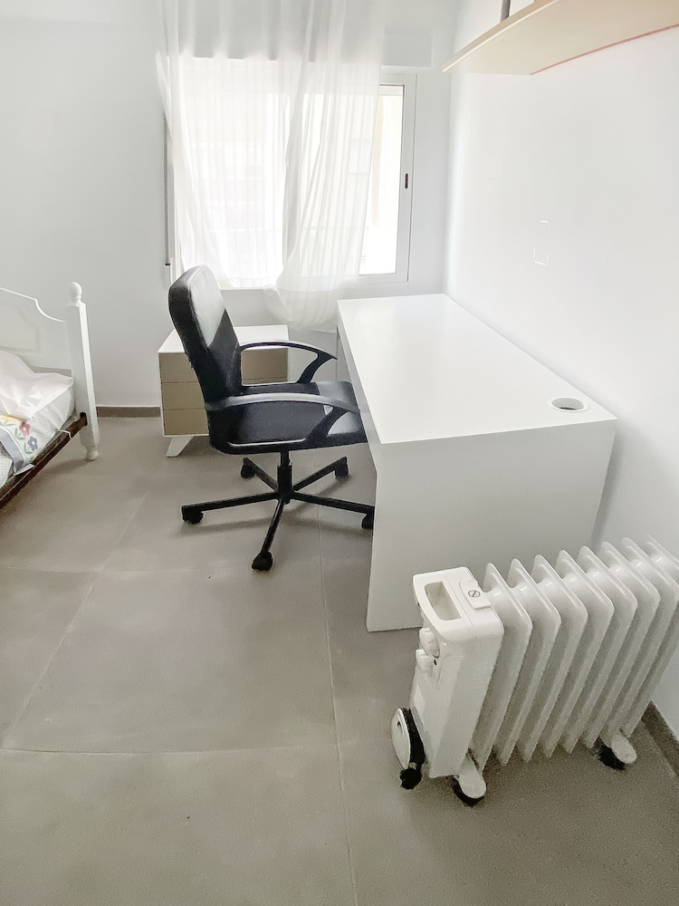 Elegant 4 beds train station upto 6 Pax
