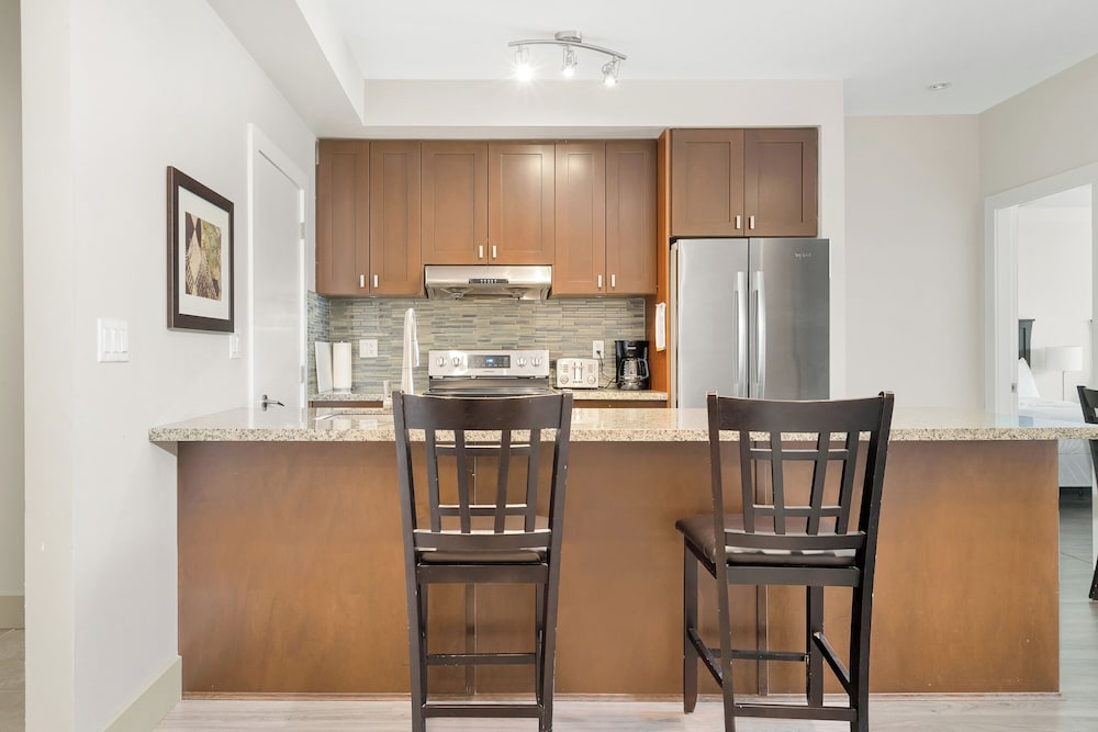 Lakefront Lux 2BR Symphony Of Comfort - Image 3