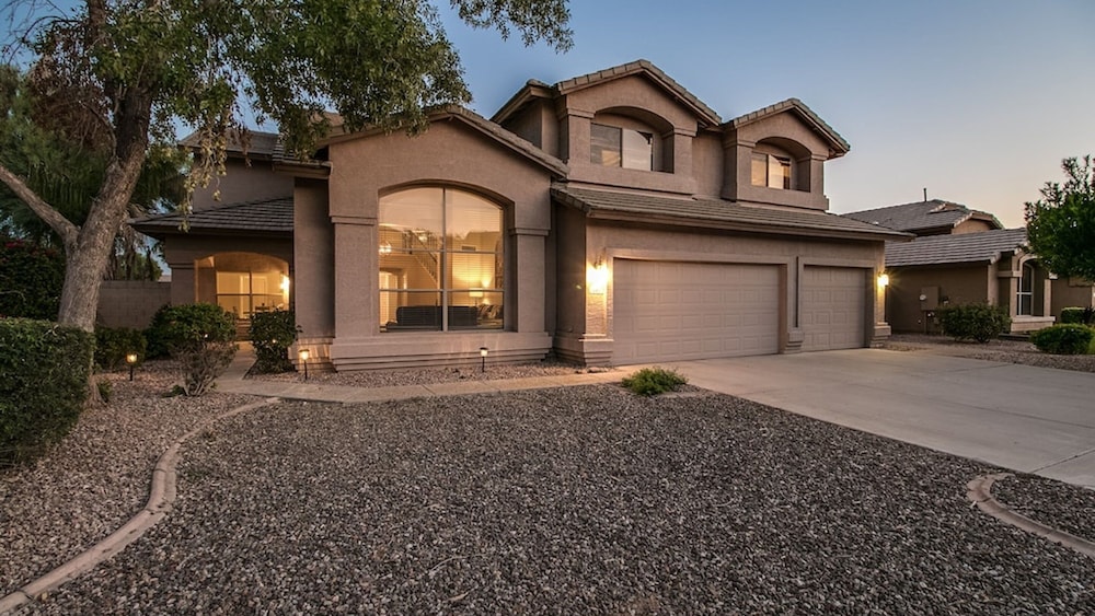 Massive 5 Bdrm Getaway W/pool, Hot Tub, Game Room!