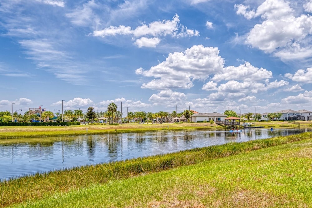 Amazing Home With Mickey Themed Decorated Bedroom Near Disney - Image 3
