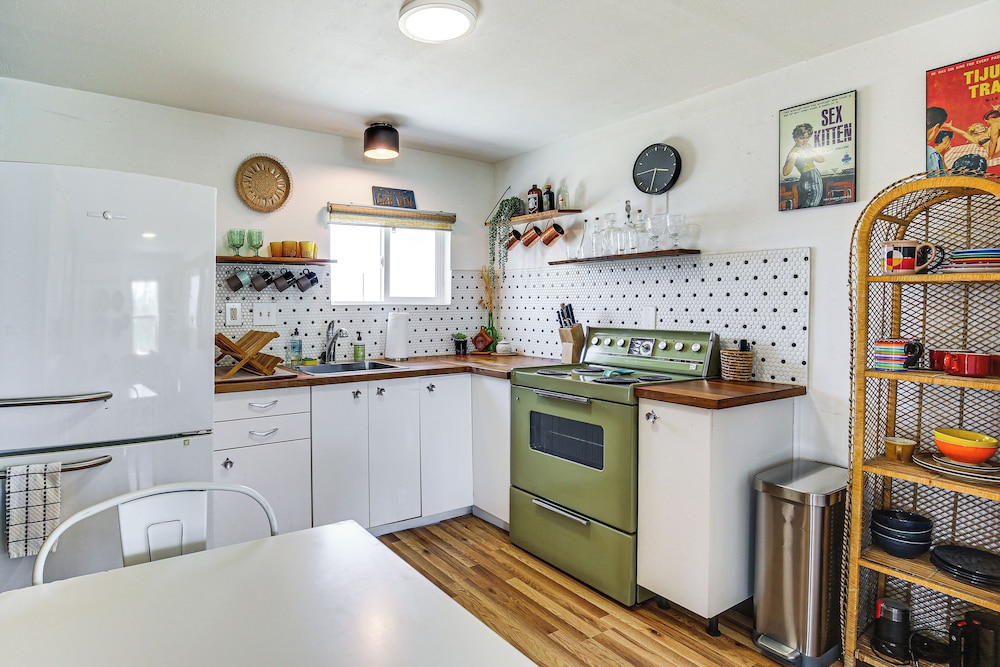 Boho Bungalow w/ Hot Tub: 16 Mi to Joshua Tree NP