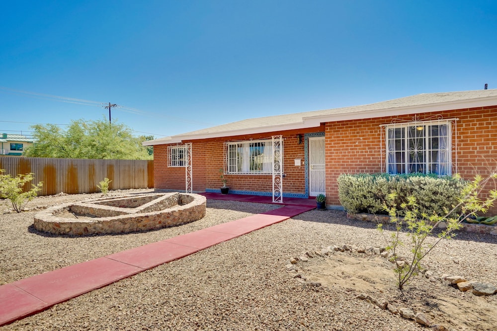 Single-story Retreat ~ 1 Mi to Downtown Tucson! view 3