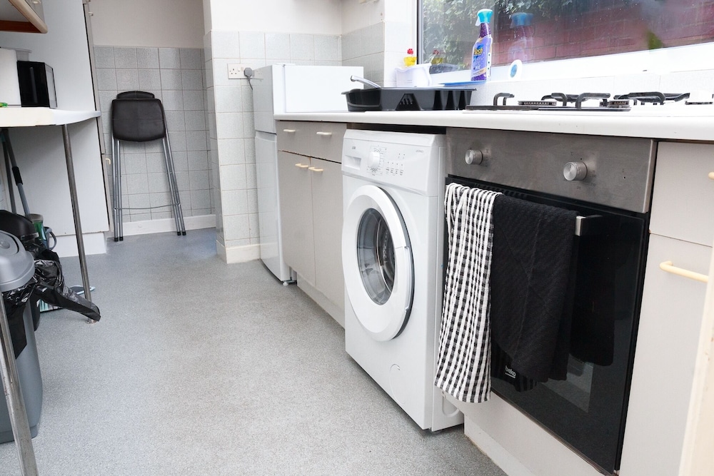 2 Bedroom House - Sleeps 4 - Free Parking, Wifi