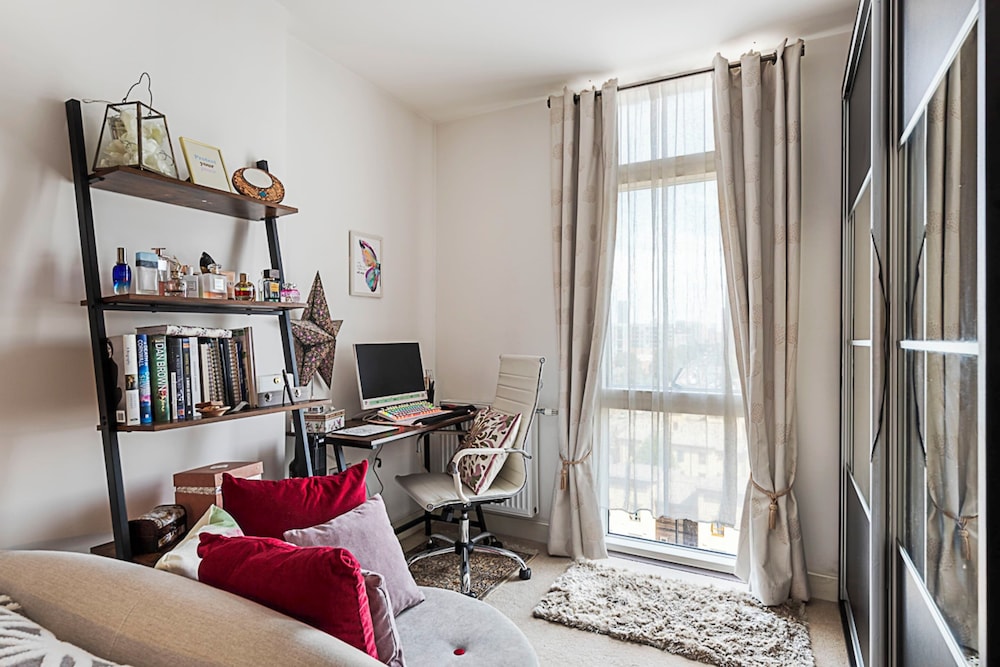 Stylish Canary Wharf Retreat For 2