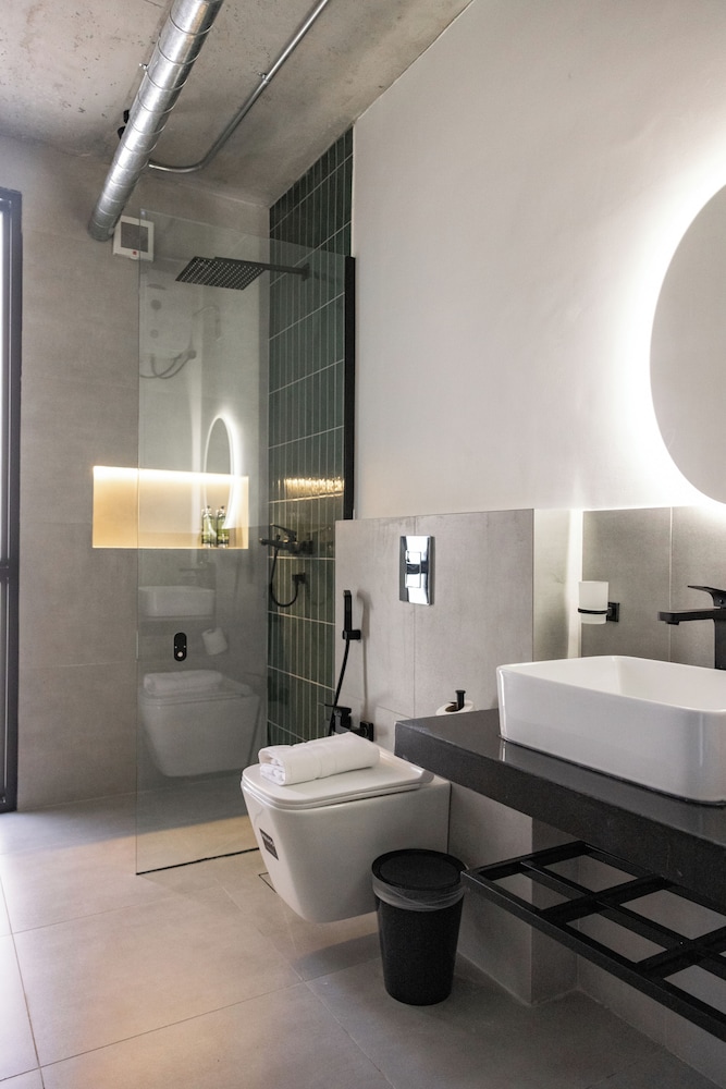 C LIVING 3 - ALMALQA