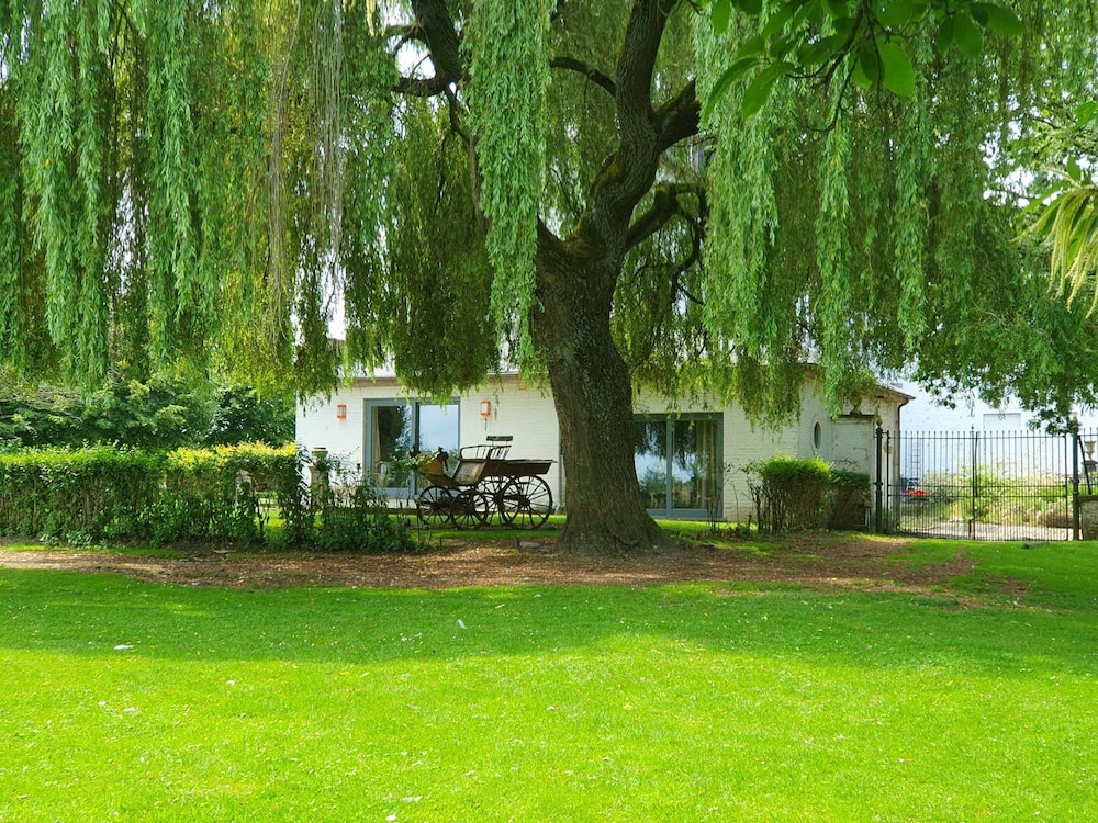Le Domaine Du Château Blanc à 10 minutes de Pairi Daiza
