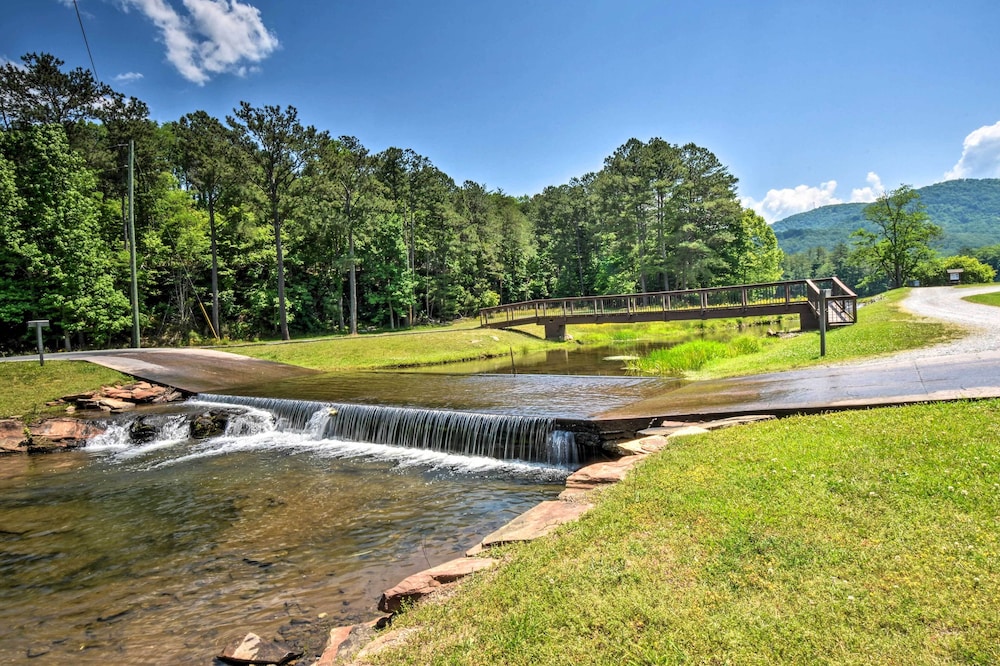 Hot Tub, Decks & 2 Kitchens: Mtn-view Jasper Gem!