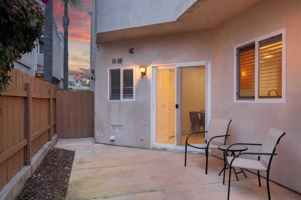 Walk to Dining, Mission + Pacific Beach, and Bars/nightlife Private Backyard