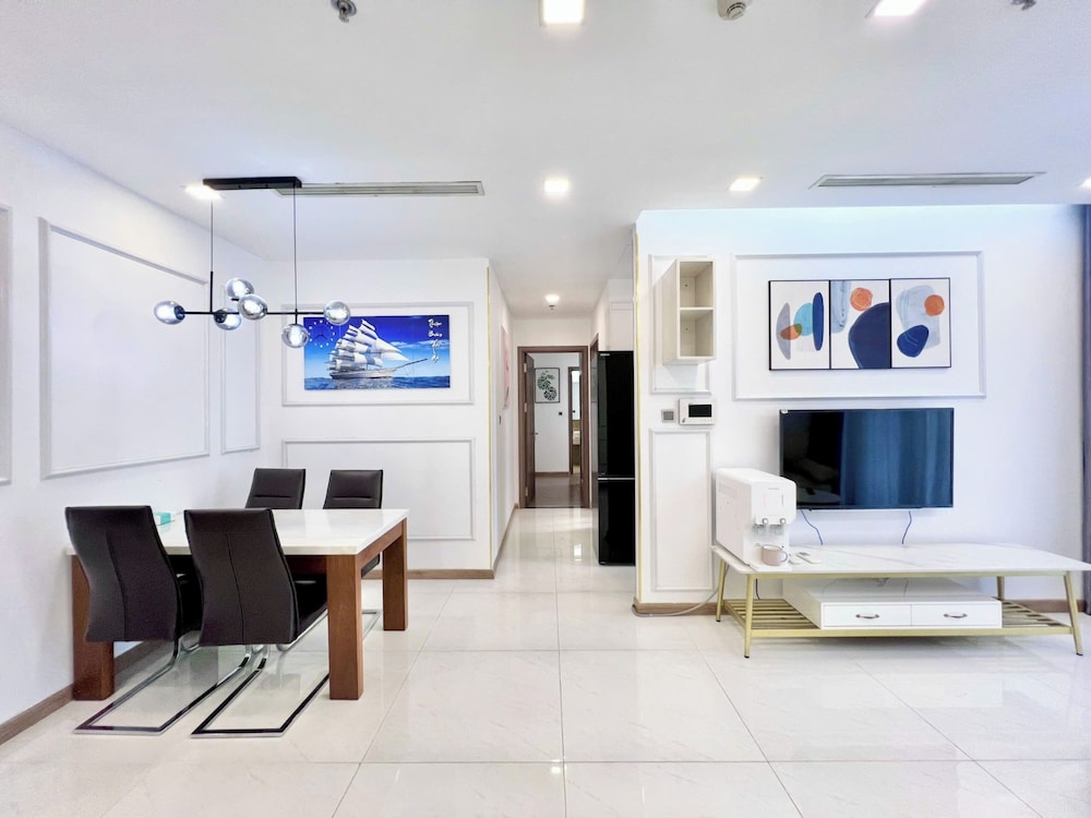 Apartment Landmark 81 by Urban Home