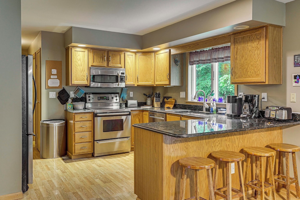 2 Mi to Woodbury Wildlife Area: Cozy Farmhouse!
