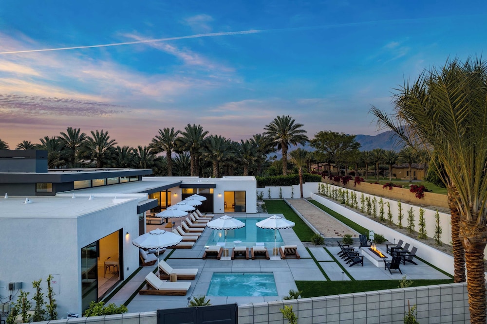 Sleeps 34 2 Villas, Pool, Pickleball + Bocce Polo Villas Elara by Avantstay