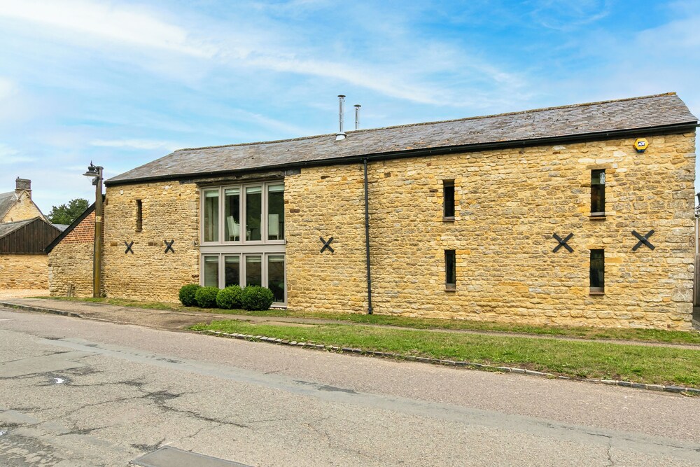 Stunning 4BD Family Home Near Banbury