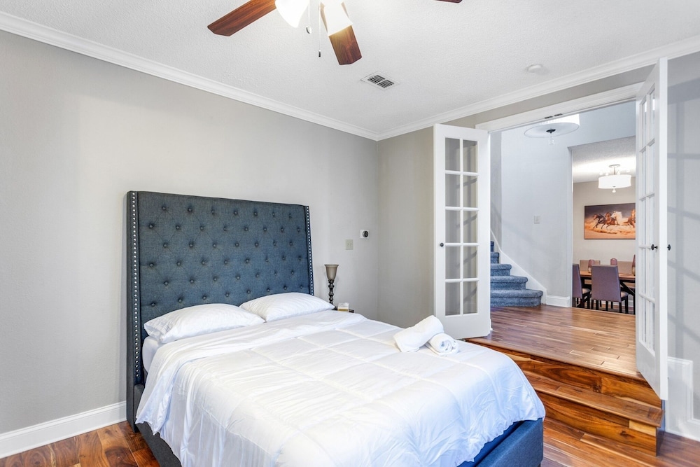 Discount Included! Stunning, Modern, Spacious Getaway Fits Any Group, 2 Game Rooms, Hot Tub 5 Bedroom Home by Redawning - Property Image 41