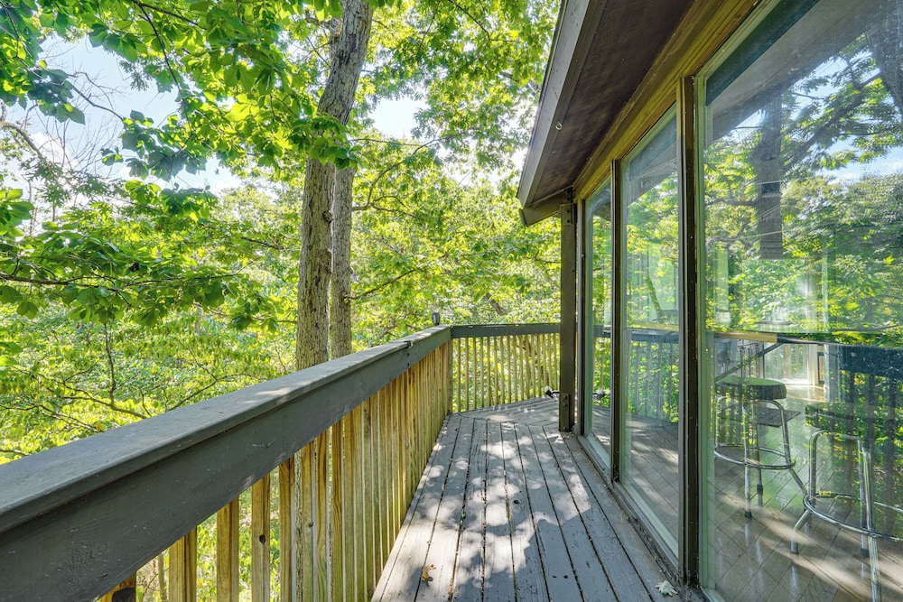 Unique Treehouse Hideaway Near Lake of the Ozarks