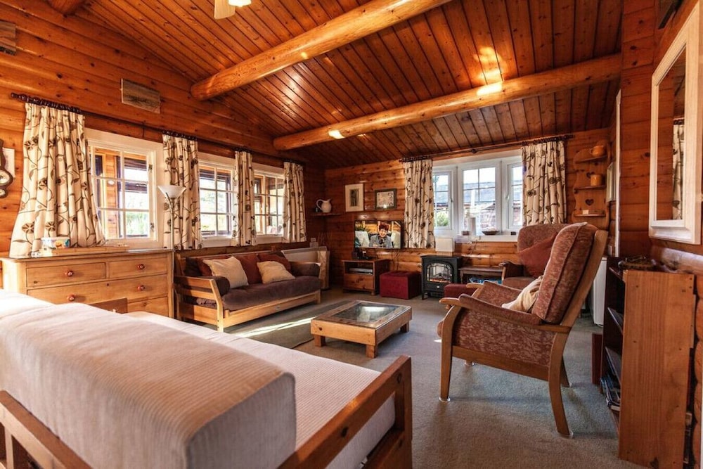 Spacious 3 Bed Log Cabin in Snowdonia view 4