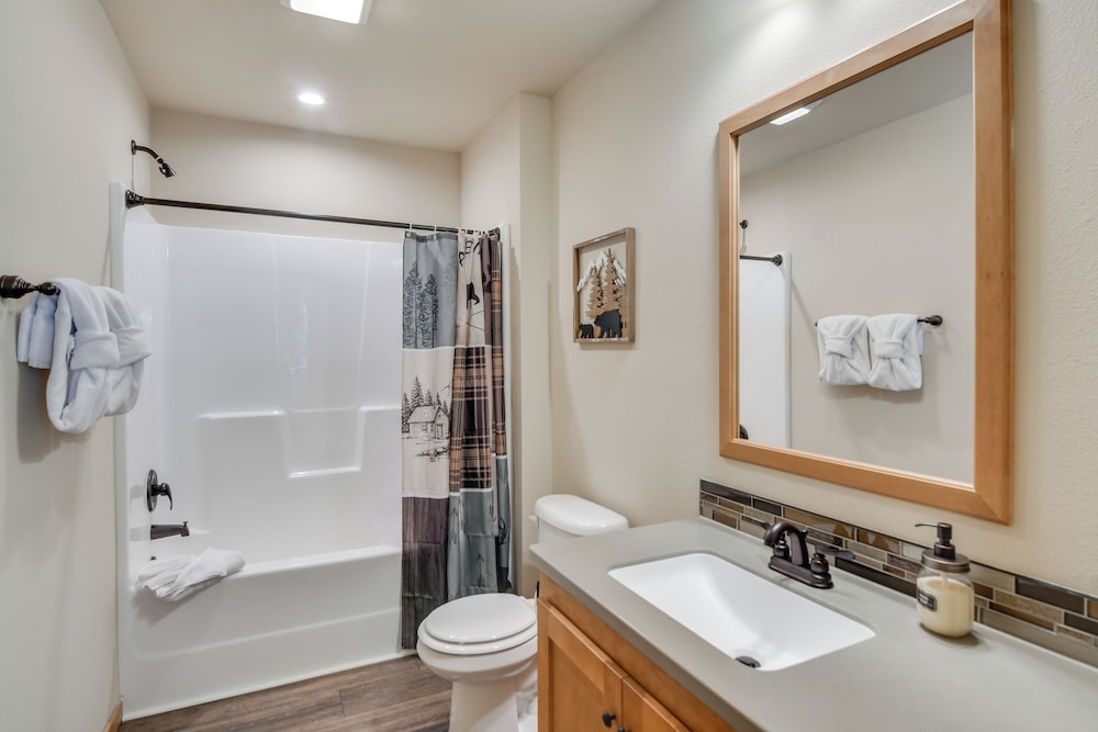 4 Mi to Granby Ranch: Cabin w/ Hot Tub Access!