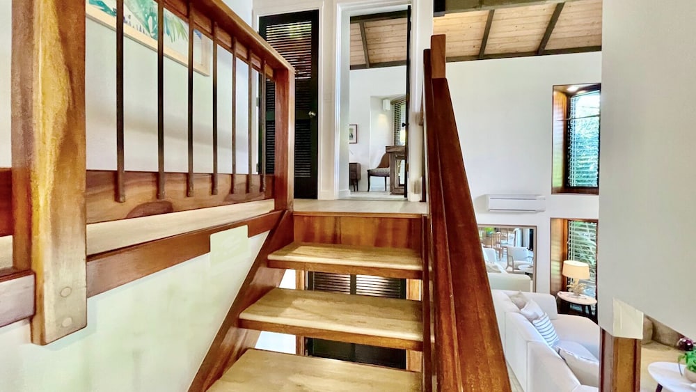 Sophisticated Oceanfront Retreat - Air-conditioned - Walk to Beach - Vrkcv