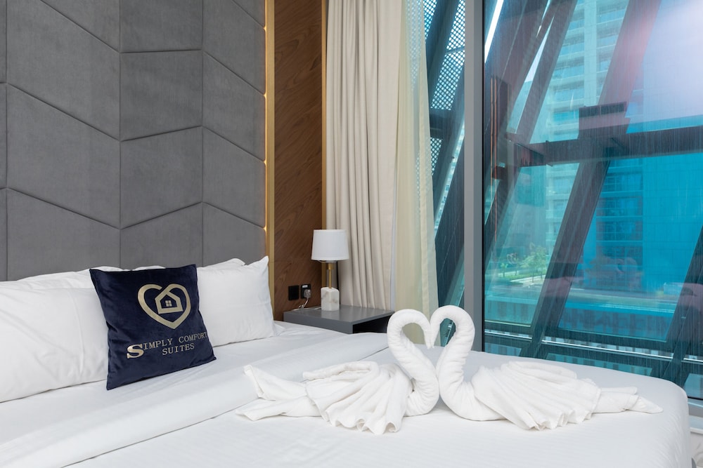 SIMPLY COMFORT Urban Chic Suites in J One Tower City & Canal Views