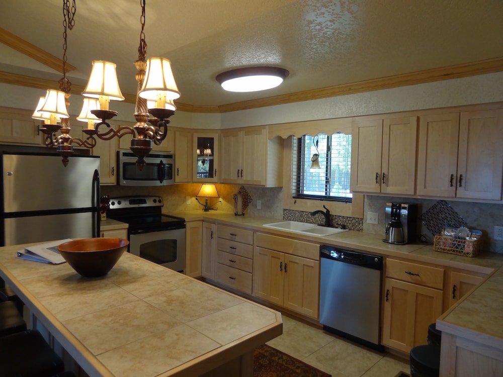 Luxury three bedroom, three bath cottage with hot overlooking Lake Ouachita. by RedAwning view 5