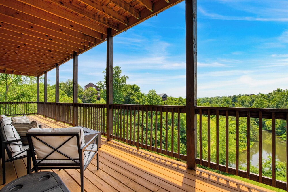 Lions Landing by Avantstay Sleeps 18 Hot Tub Game Room Views Near Pigeon Forge