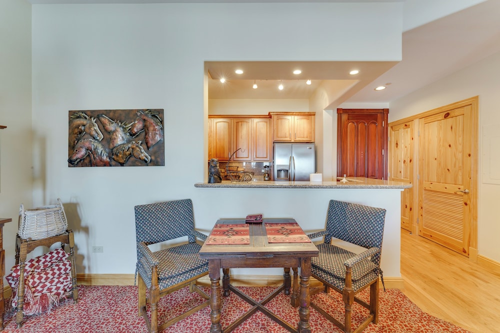 1 Mi to Skiing: Mtn-view Condo in Angel Fire!