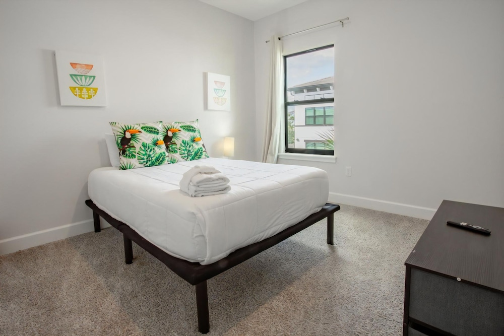 Townhome- 4Bd - Close To Parks Shops