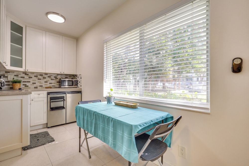 Steps to Pompano Beach: Couple's Retreat w/ Patio!