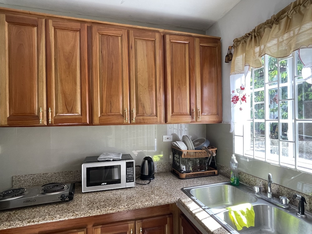 Skyline Suites, Breathtaking Mountains & City View 1 Bedroom Apts by RedAwning view 4