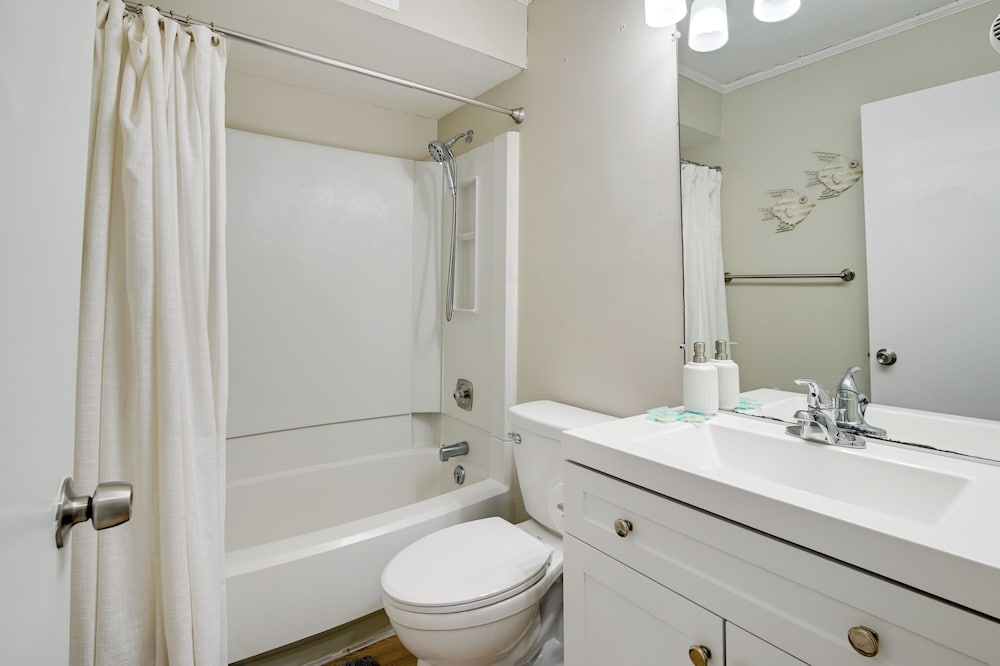 Walk to Beach + Pier: Myrtle Beach Getaway w/ Deck