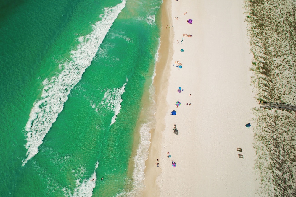 Coastal Hideaway: Cozy Beachfront Studio Sleeps 4 With Stunning Views!