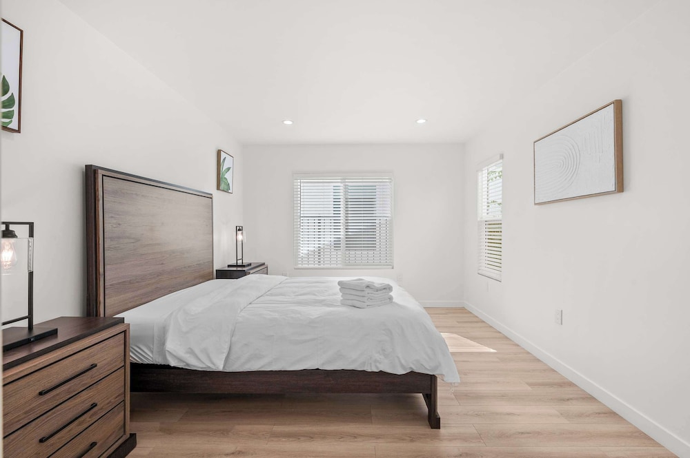 Not Affected by the Fire/spacious Modern Retreat w Luxury Amenities & Style