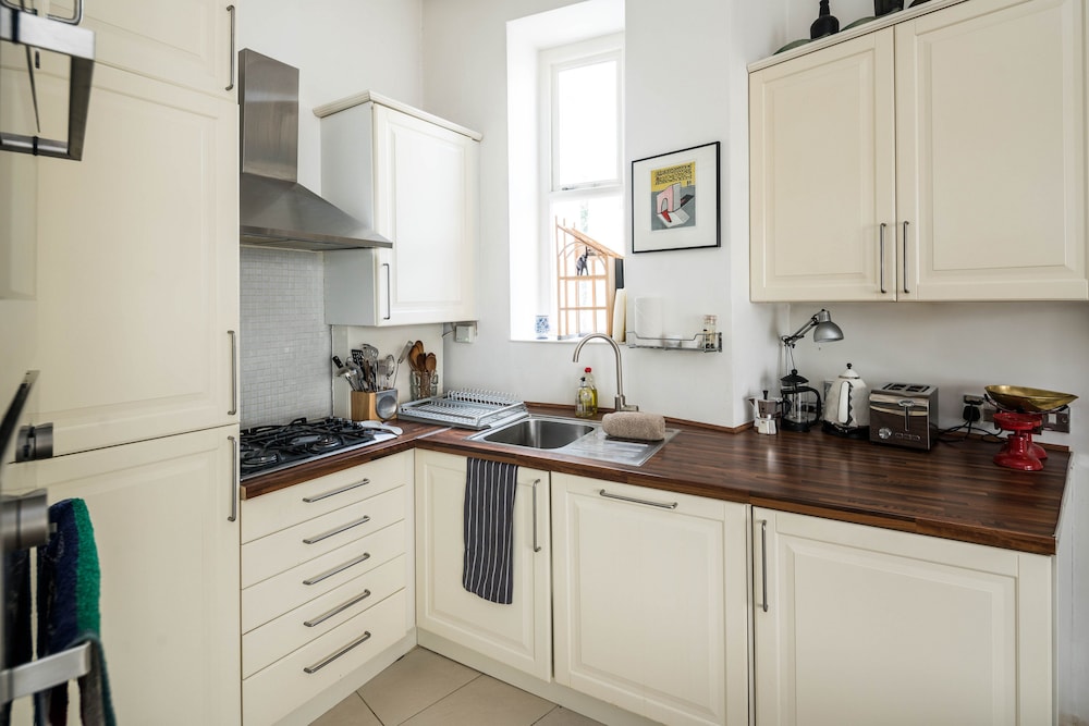 Sleek Simple & Peaceful 1Bd Flat Kensington