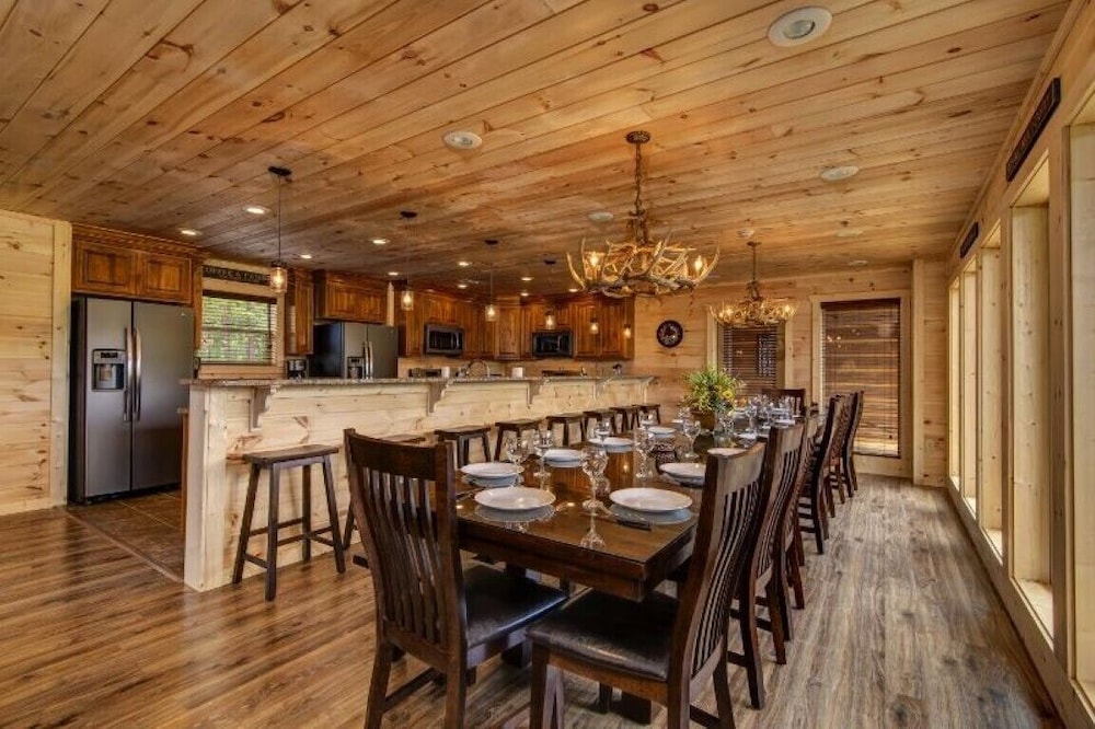 Rocky Top Lodge - 9 Bedrooms, 8 Baths, Sleeps 40 Home by Redawning