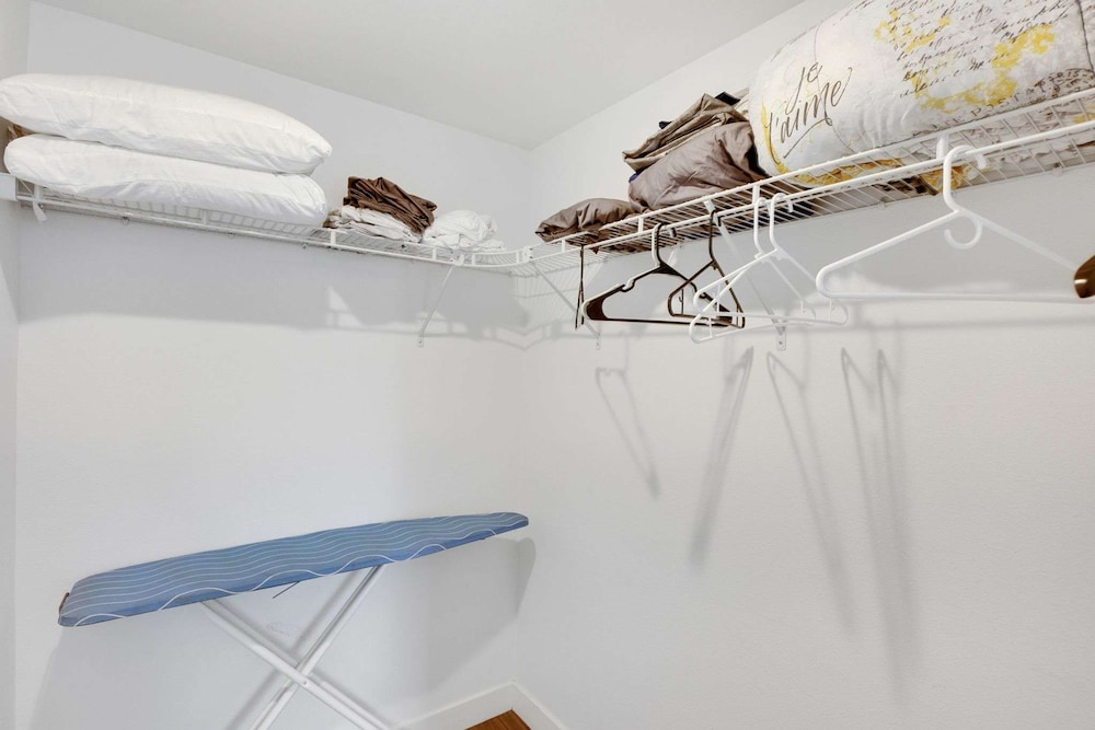Stylish 1BR Family Apartment by Dtla