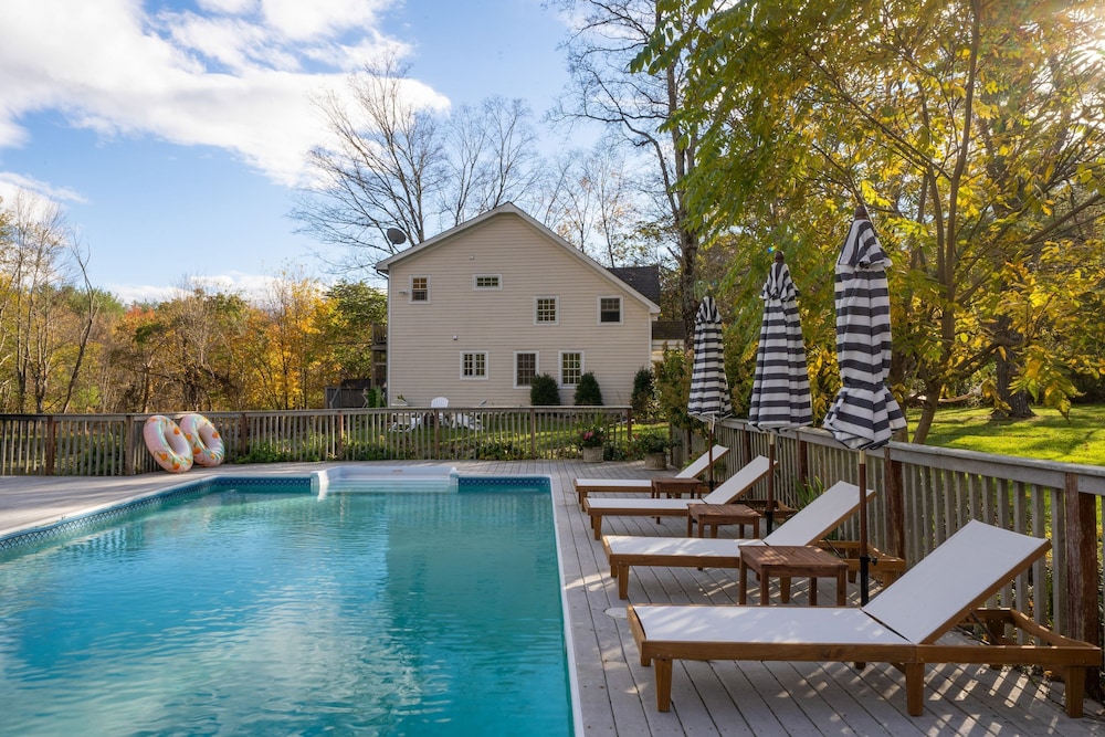Cortland by Avantstay Charming Heritage Estate w Private Lake Pool