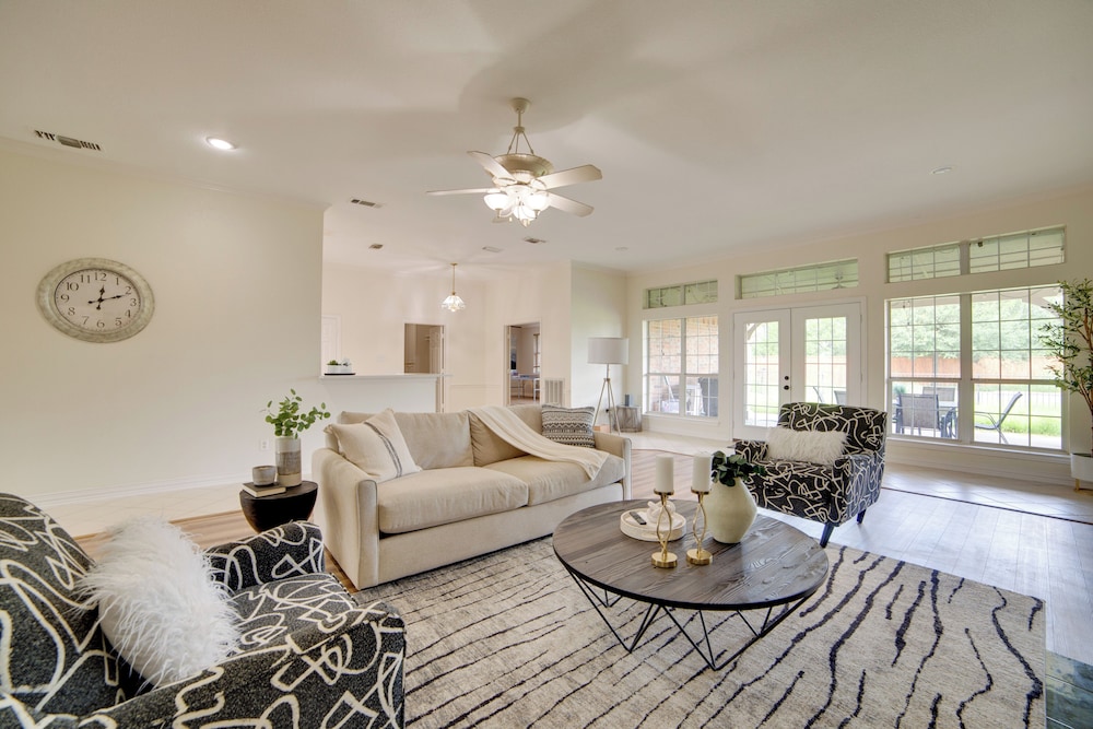 Game Room & Bar: Secluded Getaway in Farmersville