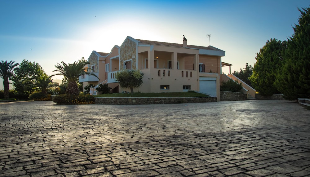 Leone Luxury Villas