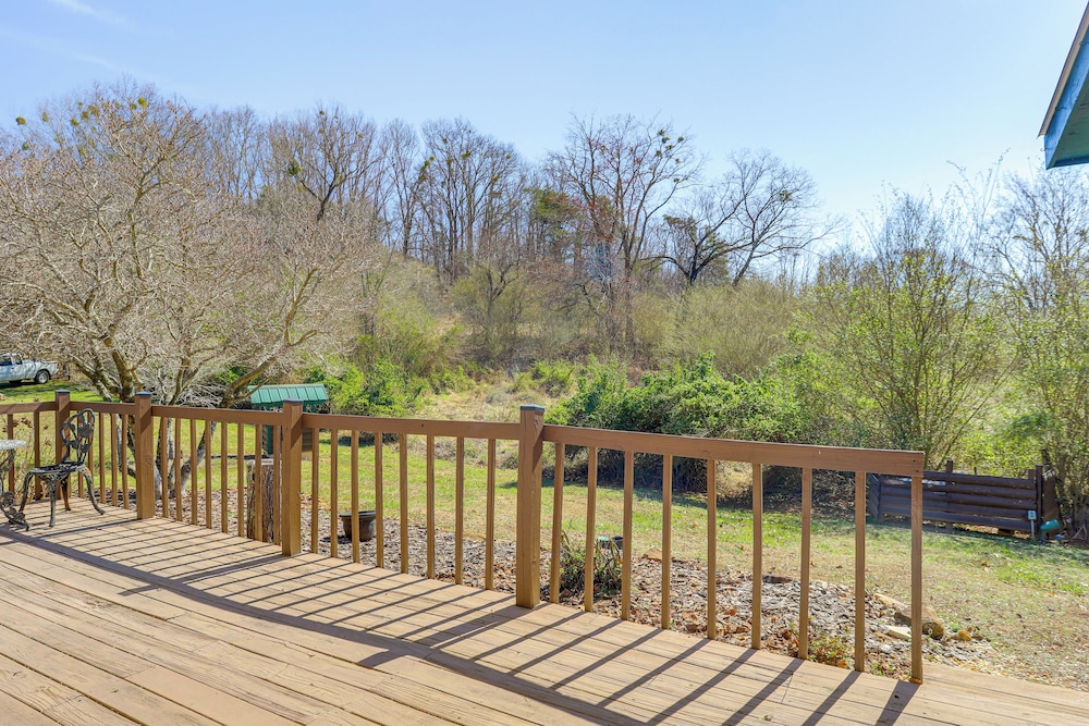 Large Deck: Luxe 6-acre Retreat in Dahlonega!