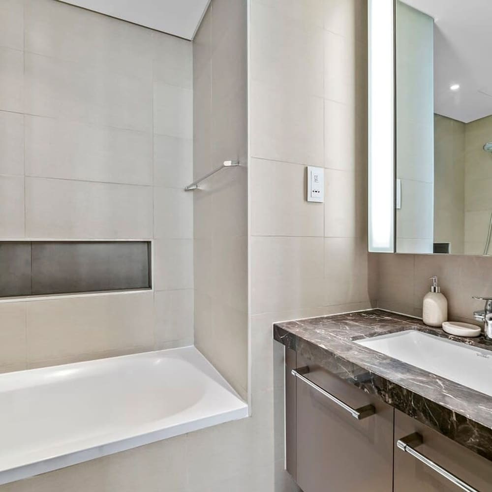 Silkhaus Premium Tower in Downtown Gym Pool