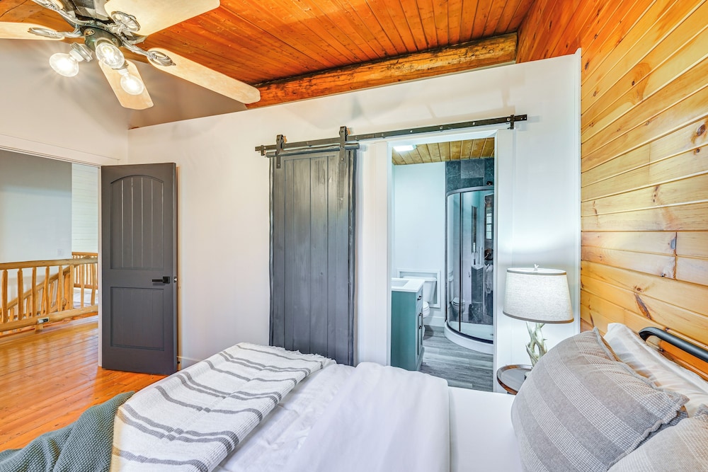 4 Mi to Dtwn: Spacious Family Cabin in Jonesville!