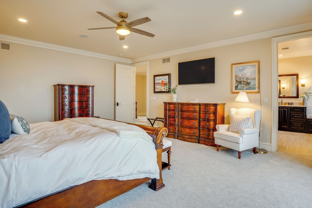 Lake Michigan Gem: Private Beach & Game Room