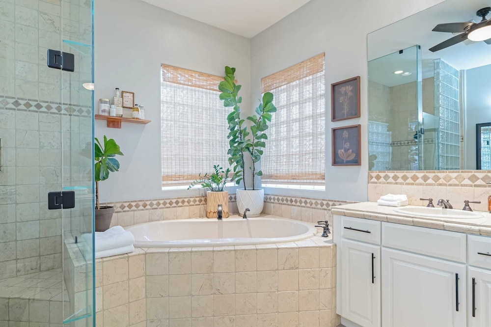 41 Palms Estate by Avantstay Indoor Pickleball, Pool, Hot Tub, Outdoor Kitchen