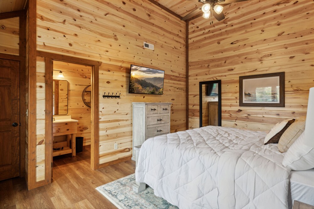 Smoky Mountain Splash 6 Bedroom Cabin by RedAwning view 4