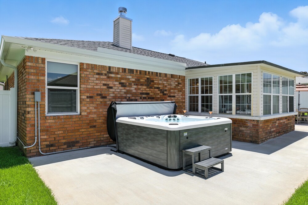 Sunny 3BR w/Hot Tub & Game Room Home