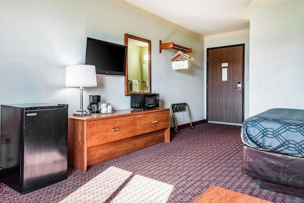 Travelers Lodge & Suites